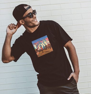 Smiling man with sunglasses and T-shirt